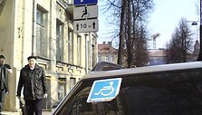 Pažeidėjai &scaron;iam neįgaliajam vietos nepaliko.