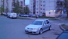 Automobilis VW, paliktas važiuojamojoje dalyje