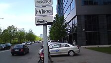 A.Go&scaron;tauto gatvėje i&scaron;tu&scaron;tėjusios ma&scaron;inų stovėjimo aik&scaron;telės.