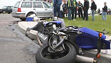 Po motociklo smūgio lengvasis automobilis net apsisuko, o motociklininkai nuskriejo į pievą.