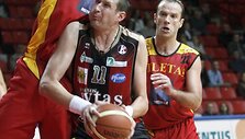 Darius Lukminas (de&scaron;inėje) krep&scaron;inio aik&scaron;tėje i&scaron;kovojo ne vieną pergalę, pastaruoju metu jo kovos persikėlė į teismus.