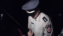 Badautojų stovyklos patikrinti naktį atvykęs pareigūnas papra&scaron;ė dokumentų ir užsira&scaron;ė kai kuriuos duomenis.