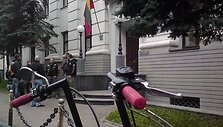 Kaltinamųjų palaikyti į teismą kaskart atvyksta būrelis baikerių.