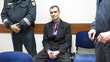 Su konvojumi į teismą atvykęs A.&Scaron;ta&scaron;auskas buvo kaip visada entuziastingai nusiteikęs, &scaron;įkart kaltinamasis ir pasipuo&scaron;ė.