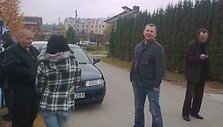 Būrelis D.Kedžio sekėjų žinių i&scaron; Panevėžio teismo trečiadienį laukė Garliavoje, Klonio gatvėje.