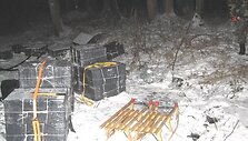Patruliai pamatė krūmingoje vietoje buvusius keturis vyrus, kurie ant rogių krovė dėžes.