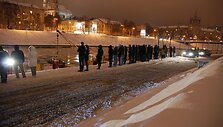Visureigio traukimo i&scaron; Neries operaciją stebėjo gausus būrys smalsuolių.
