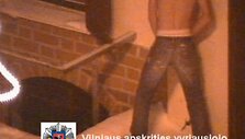 Vaikinas vos spėjo nusilengvinti: už nugaros jau artėja policininkas.