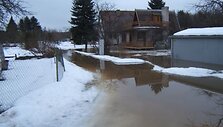 Prie&scaron;gaisrinės apsaugos ir gelbėjimo departamento (PAGD) specialistai apžvelgia antradienio padėtį apsemtose sodų bendrijose Kauno bei Jonavos rajonuose.