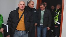 Policijos darbuotojai netilpo į teismo salę.