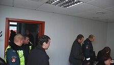 Policijos darbuotojai netilpo į teismo salę.