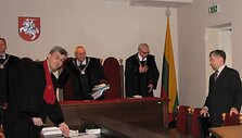 Teisėjų kolegija, prokuroras ir kaltinamasis R.Savickas (de&scaron;inėje) teisme.