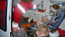 Teleskopinėmis lazdomis ir strypais į galvas sužaloti jaunuoliai greitosios pagalbos ma&scaron;inoje. Teigiama, jog tokių buvo 8, o galbūt net kelios de&scaron;imtys.