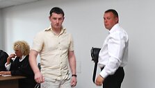 Prie&scaron; teismą stoję buvęs pareigūnas Darju&scaron;as Aliukonis (kairėje) ir jo draugas Arturas Toma&scaron;evskis. 