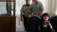 Vyro netekusi na&scaron;lė Z.Žukovska 13 metų nelaisvės bausmę S.Nakučiui (atveda konvojaus pareigūnai) laiko tinkama, tuo tarpu nuosprendį kito kaltinamojo M.Kriūno atžvilgiu yra pavadinusi nebaudžiamumo propaganda. 