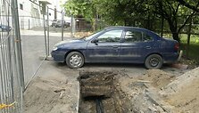 Už darbininkų tvoros paliktas vilniečio automobilis