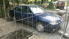 Už darbininkų tvoros paliktas vilniečio automobilis