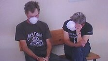 I&scaron;klausyti nuosprendžio R.Remetienė (de&scaron;inėje) ir jos draugas S.Dum&scaron;a atvyko su respiratoriais, nes serga kvėpavimo takų infekcija.