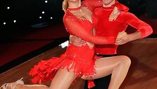 Ant parketo R.&Scaron;čiogolevatės vyras meistri&scaron;kai valdo savo bei partnerės kūną, tačiau atsisėdęs prie vairo nei&scaron;vengia &scaron;iurk&scaron;čių klaidų.