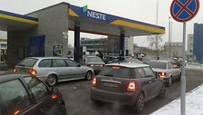 Naujųjų i&scaron;vakarėse degalinėse nusidriekė eilės.