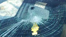 Pareigūnai džiaugėsi, kad priekinį stiklą sudaužė ne galvomis. Jie tikino, kad neprisisegus diržų &scaron;iuo automobiliu sudėtinga važiuoti, mat ausį rėžia įspėjamasis garsinis signalas.