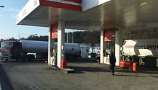 Degalinėje vairuotojams ilgai nebuvo, ką veikti. Tačiau penktadienį čia pagaliau pasirodė benzovežiai.