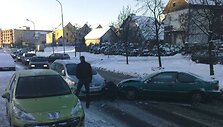 Fabijoni&scaron;kių gatvės kelkra&scaron;tyje stovi automobiliai, todėl po avarijos visa važiuojamoji dalis buvo užtverta.