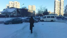Vairuotojai greitai pamatė, jog kliūtį galima apvažiuoti pėsčiųjų bei dviratininkų takais.