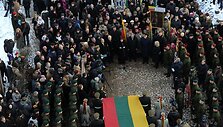 Sausio 1-ąją ant Gedimino pilies kalno tradici&scaron;kai surengta i&scaron;kilminga vėliavos pakėlimo ceremonija.