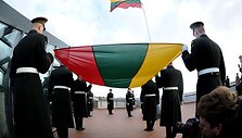 Sausio 1-ąją ant Gedimino pilies kalno tradici&scaron;kai surengta i&scaron;kilminga vėliavos pakėlimo ceremonija.