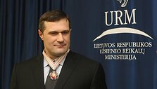 Virgilijų Alekną apdovanojo Užsienio reikalų ministras Vygaudas U&scaron;ackas 