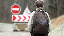 Valų kaimo vaikai į mokyklą pėsčiomis vaik&scaron;to 9 kilometrus