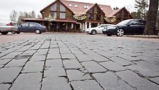 Trinkelės &scaron;alia kavinės &bdquo;Keturios sostinės&ldquo; 
