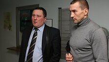 ValentinasGalubovskis (de&scaron;inėje) ir jo advokatas