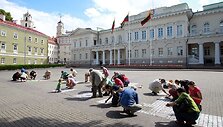 Akcija, skirta paminėti Drąsiaus Kedžio ir Laimutės Stankūnaitės dukros perdavimą motinai.