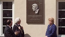 M.K.Sarbievijaus kiemelyje atidengta atminimo lenta Justinui Marcinkevičiui. 
