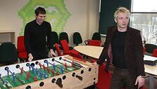 &bdquo;Biplan&ldquo; žaidžia stalo futbolą.