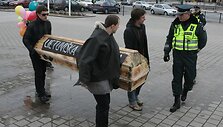 Vilniuje Toleranti&scaron;ko jaunimo asociacija ir piliečių judėjimas &bdquo;Už Lietuvą &ndash; visiems&ldquo; surengė teatralizuotą &bdquo;demokratijos laidotuvių&ldquo; eiseną.