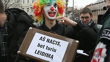 Vilniuje Toleranti&scaron;ko jaunimo asociacija ir piliečių judėjimas &bdquo;Už Lietuvą &ndash; visiems&ldquo; surengė teatralizuotą &bdquo;demokratijos laidotuvių&ldquo; eiseną.