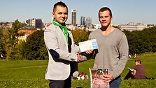 Rokui Gu&scaron;činui įteiktas  850 svarų čekis.