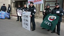 Penktadienį 12 val. į įspėjamuosius piketus prie Seimo, Vyriausybės ir Finansų ministerijos rinkosi pareigūnai.