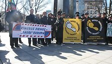 12 val. Vilniuje į įspėjamąją protesto akciją prie Vyriausybės rinkosi pareigūnai