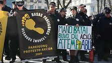 12 val. Vilniuje į įspėjamąją protesto akciją prie Vyriausybės rinkosi pareigūnai