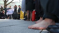 12 val. Vilniuje į įspėjamąją protesto akciją prie Vyriausybės rinkosi pareigūnai