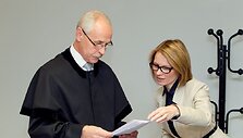 Rezonansinės bylos nagrinejimas: A.Ūso na&scaron;lė Guoda Ūsienė ir velionio kaltinamojo advokatas Adomas Liutvinskas.