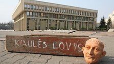 Vytautas &Scaron;ustauskas su savo bendraminčiais prie Seimo surengė akciją, kurios metu rideno valdžios atstovų &bdquo;galvas&ldquo;