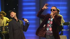 Sasha Son(g) su draugais surengė palaikymo koncertą Lietuvos televizijos Didžiojoje studijoje.