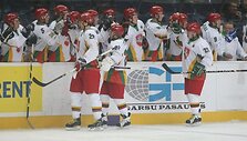 9:3 Lietuvos ledo ritulio rinktinė sutriu&scaron;kino savo varžovus ir i&scaron;kovojo pirmąją pergalę.