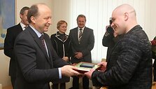 R.Vy&scaron;niauską ir M.Ežerskį apdovanojo &scaron;alies premjeras A.Kubilius