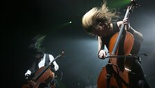 Grupė &bdquo;Apocalyptica" &scaron;ėlsta scenoje